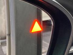 【ブラインドスポットモニター】隣車線上の側方および後方から接近する車両を検知すると、検知した側のドアミラーのインジケーターが点灯。その状態でウインカーを出すと、インジケーターの点滅と警報音で警告します 6