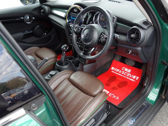 MINI クーパーD 60イヤーズエディション F55 5ドア 茶革シート インテリジェントセーフティ ペッパーPKG ツインパワーターボ Bカメラ Pセンサー ホワイトルーフ 純正HDDナビ BTオーディオ 純正17インチAW クルコン(14枚目)