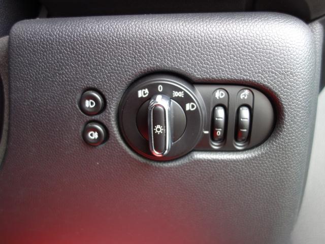 MINI クーパーD 60イヤーズエディション F55 5ドア 茶革シート インテリジェントセーフティ ペッパーPKG ツインパワーターボ Bカメラ Pセンサー ホワイトルーフ 純正HDDナビ BTオーディオ 純正17インチAW クルコン(25枚目)