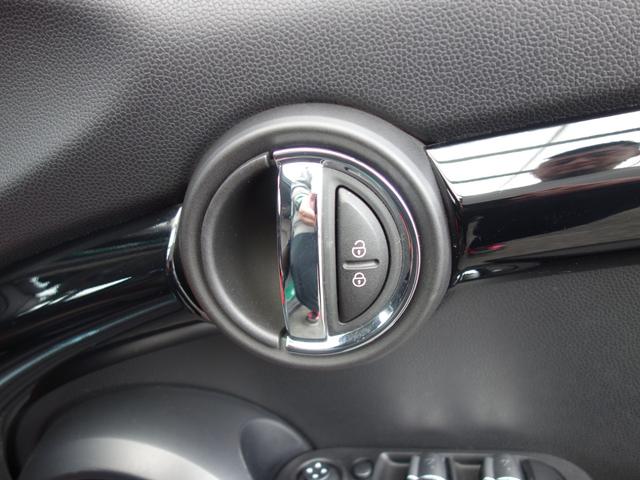 MINI クーパーD 60イヤーズエディション F55 5ドア 茶革シート インテリジェントセーフティ ペッパーPKG ツインパワーターボ Bカメラ Pセンサー ホワイトルーフ 純正HDDナビ BTオーディオ 純正17インチAW クルコン(42枚目)