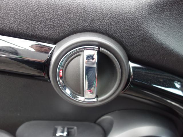 MINI クーパーD 60イヤーズエディション F55 5ドア 茶革シート インテリジェントセーフティ ペッパーPKG ツインパワーターボ Bカメラ Pセンサー ホワイトルーフ 純正HDDナビ BTオーディオ 純正17インチAW クルコン(57枚目)