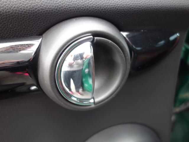 MINI クーパーD 60イヤーズエディション F55 5ドア 茶革シート インテリジェントセーフティ ペッパーPKG ツインパワーターボ Bカメラ Pセンサー ホワイトルーフ 純正HDDナビ BTオーディオ 純正17インチAW クルコン(62枚目)