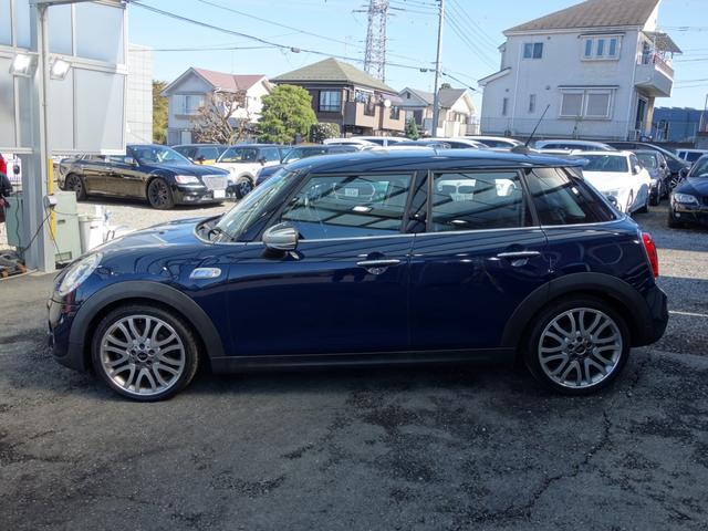 ＭＩＮＩ ジャーミン　クーパーＳ　特別仕様車　限定１８０台　専用レザーラウンジシート　ツインパワーターボ　ＭＩＮＩドライビングモード　バブリング　ペッパーＰＫＧ　パドルシフト　純正ＨＤＤナビ　ＢＴオーディオ　ＥＴＣ　専用１８インチＡＷ（6枚目）