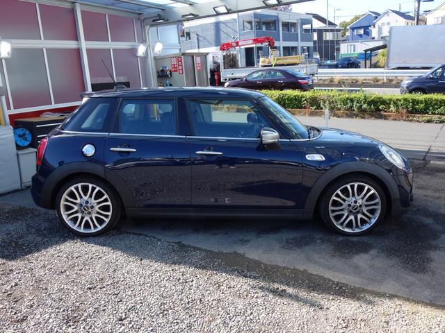 ＭＩＮＩ ジャーミン　クーパーＳ　特別仕様車　限定１８０台　専用レザーラウンジシート　ツインパワーターボ　ＭＩＮＩドライビングモード　バブリング　ペッパーＰＫＧ　パドルシフト　純正ＨＤＤナビ　ＢＴオーディオ　ＥＴＣ　専用１８インチＡＷ（10枚目）