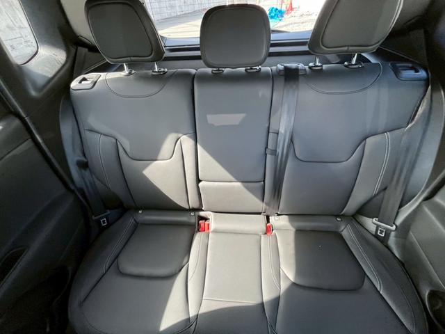 ジープ・レネゲード リミテッド　ユーザー買取／サンルーフ／フルセグ／Ｕｃｏｎｎｅｃｔ／ＢｌｕｅｔｏｏｔｈＬＥＤヘッドライト／ＥＴＣ／バックカメラ／ブラックレザーシート／クルーズコントロール／シートヒーター／（26枚目）