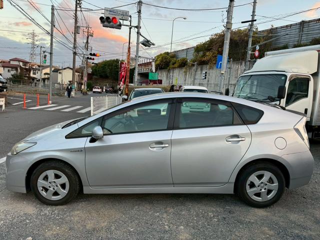 プリウス Ｓ　雹害車／ビルトインＥＴＣ／ステアリングリモコン／電動格納ミラー／ＣＤ／ＡＵＸ／（4枚目）