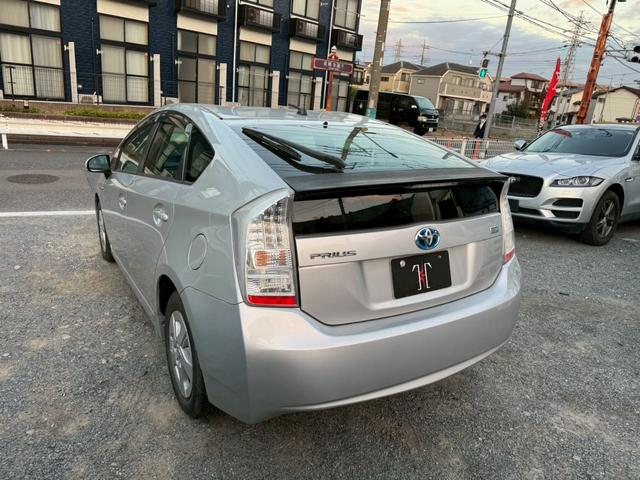 プリウス Ｓ　雹害車／ビルトインＥＴＣ／ステアリングリモコン／電動格納ミラー／ＣＤ／ＡＵＸ／（5枚目）