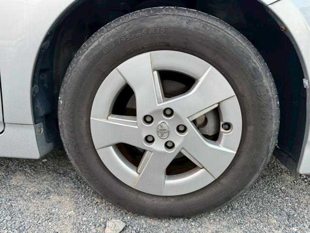 プリウス Ｓ　雹害車／ビルトインＥＴＣ／ステアリングリモコン／電動格納ミラー／ＣＤ／ＡＵＸ／（9枚目）