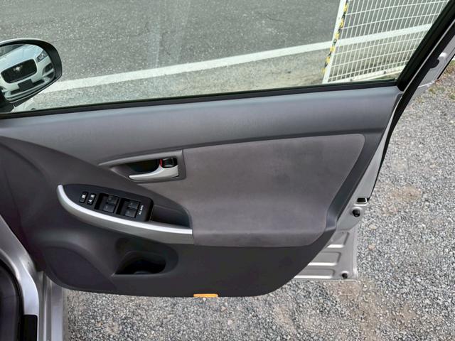 プリウス Ｓ　雹害車／ビルトインＥＴＣ／ステアリングリモコン／電動格納ミラー／ＣＤ／ＡＵＸ／（22枚目）