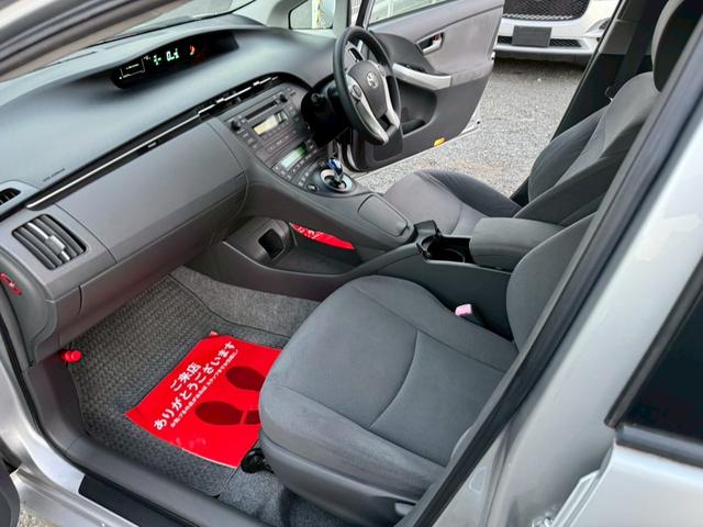 プリウス Ｓ　雹害車／ビルトインＥＴＣ／ステアリングリモコン／電動格納ミラー／ＣＤ／ＡＵＸ／（24枚目）