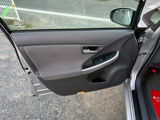 プリウス Ｓ　雹害車／ビルトインＥＴＣ／ステアリングリモコン／電動格納ミラー／ＣＤ／ＡＵＸ／（25枚目）