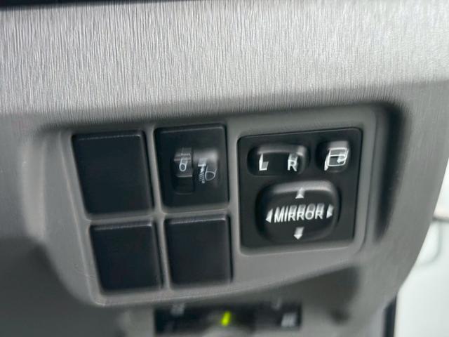 プリウス Ｓ　雹害車／ビルトインＥＴＣ／ステアリングリモコン／電動格納ミラー／ＣＤ／ＡＵＸ／（29枚目）