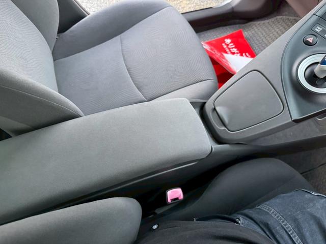 プリウス Ｓ　雹害車／ビルトインＥＴＣ／ステアリングリモコン／電動格納ミラー／ＣＤ／ＡＵＸ／（39枚目）