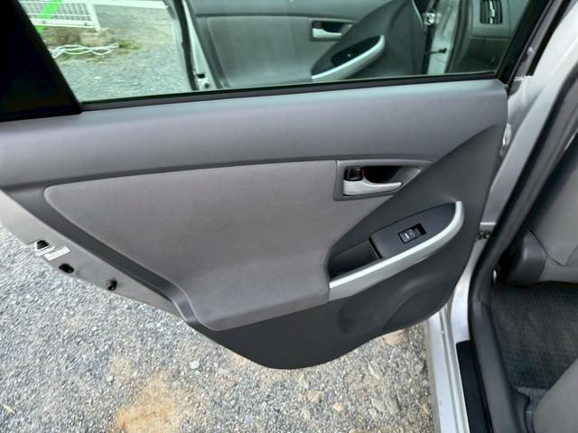 プリウス Ｓ　雹害車／ビルトインＥＴＣ／ステアリングリモコン／電動格納ミラー／ＣＤ／ＡＵＸ／（55枚目）