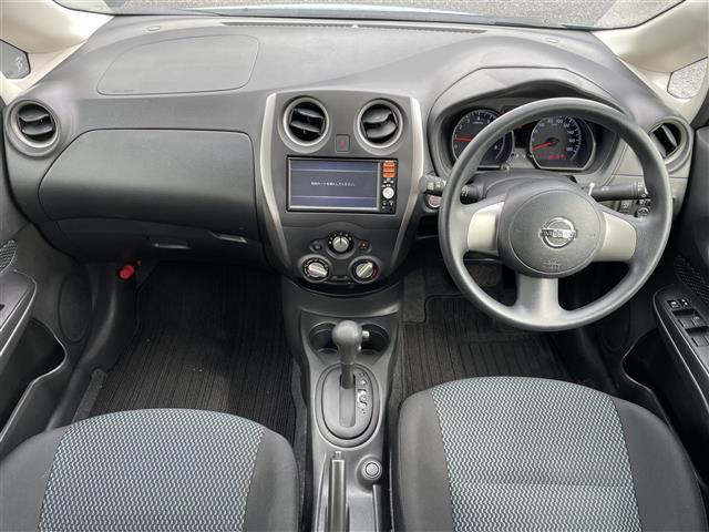 ノート Ｘ　エアロスタイルエマージェンシーブレーキパッケージ　純正メモリナビ／フルセグＴＶ／Ｂｌｕｅｔｏｏｔｈ／ＣＤ／ＤＶＤ／ＦＭ／ＡＭ／バックカメラ／衝突被害軽減システム／車線逸脱警報／横滑り防止装置／ＥＴＣ／アイドリングストップ／電動格納ミラー／禁煙車（2枚目）