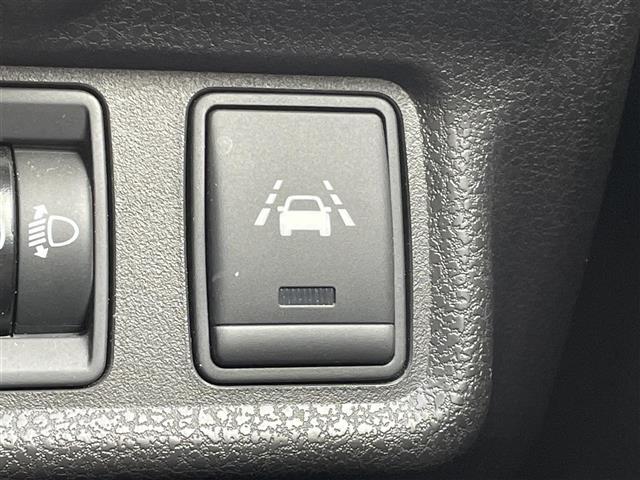 ノート Ｘ　エアロスタイルエマージェンシーブレーキパッケージ　純正メモリナビ／フルセグＴＶ／Ｂｌｕｅｔｏｏｔｈ／ＣＤ／ＤＶＤ／ＦＭ／ＡＭ／バックカメラ／衝突被害軽減システム／車線逸脱警報／横滑り防止装置／ＥＴＣ／アイドリングストップ／電動格納ミラー／禁煙車（9枚目）