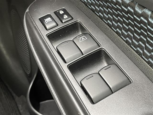 ノート Ｘ　エアロスタイルエマージェンシーブレーキパッケージ　純正メモリナビ／フルセグＴＶ／Ｂｌｕｅｔｏｏｔｈ／ＣＤ／ＤＶＤ／ＦＭ／ＡＭ／バックカメラ／衝突被害軽減システム／車線逸脱警報／横滑り防止装置／ＥＴＣ／アイドリングストップ／電動格納ミラー／禁煙車（10枚目）
