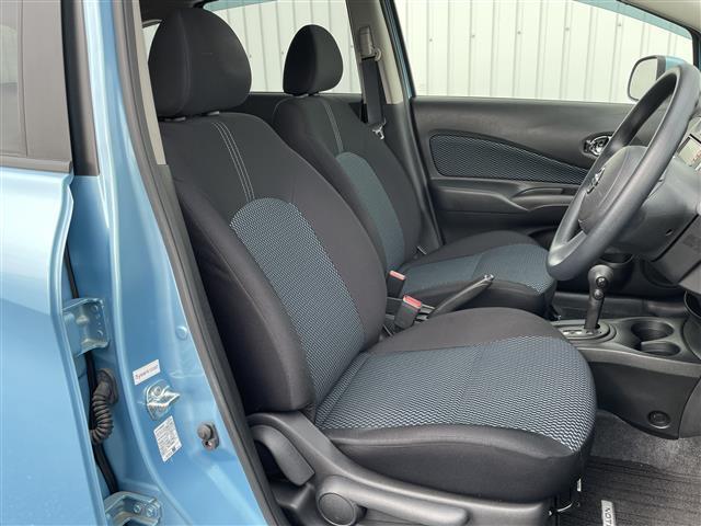 ノート Ｘ　エアロスタイルエマージェンシーブレーキパッケージ　純正メモリナビ／フルセグＴＶ／Ｂｌｕｅｔｏｏｔｈ／ＣＤ／ＤＶＤ／ＦＭ／ＡＭ／バックカメラ／衝突被害軽減システム／車線逸脱警報／横滑り防止装置／ＥＴＣ／アイドリングストップ／電動格納ミラー／禁煙車（19枚目）