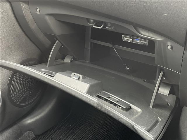 ノート Ｘ　エアロスタイルエマージェンシーブレーキパッケージ　純正メモリナビ／フルセグＴＶ／Ｂｌｕｅｔｏｏｔｈ／ＣＤ／ＤＶＤ／ＦＭ／ＡＭ／バックカメラ／衝突被害軽減システム／車線逸脱警報／横滑り防止装置／ＥＴＣ／アイドリングストップ／電動格納ミラー／禁煙車（25枚目）