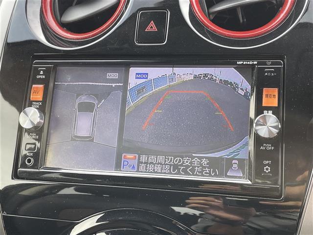 ノート メダリスト　エマージェンシーブレーキパッケージ　純正７インチナビ／エマージェンシーブレーキ／全周囲カメラ／衝突被害軽減システム／車線逸脱警報／ハーフレザーシート／横滑り防止装置／ＥＴＣ／アイドリングストップ／オートライト／純正１５インチＡＷ／禁煙車（3枚目）