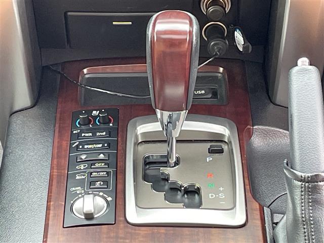 ランドクルーザー ZX ブルーノクロス サンルーフ/フリップダウンモニター/エアサス/純正HDDナビ/全周囲カメラ/デジタルインナーミラー/パーキングアシスト/エアーシート/バック・フロント・サイドカメラ/ウッドステアリング/冷蔵庫/(8枚目)