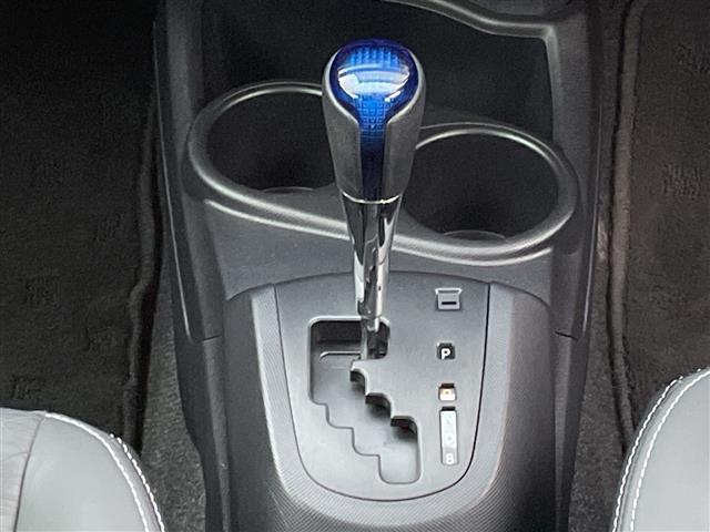 アクア Gブラックソフトレザーセレクション 純正メモリナビ/フルセグTV/バックカメラ/ルーフラッピング/レザーシート/ETC/アイドリングストップ/オートライト/ウィンカーミラー/電動格納ミラー/社外15インチAW/ローダウン/禁煙車(13枚目)