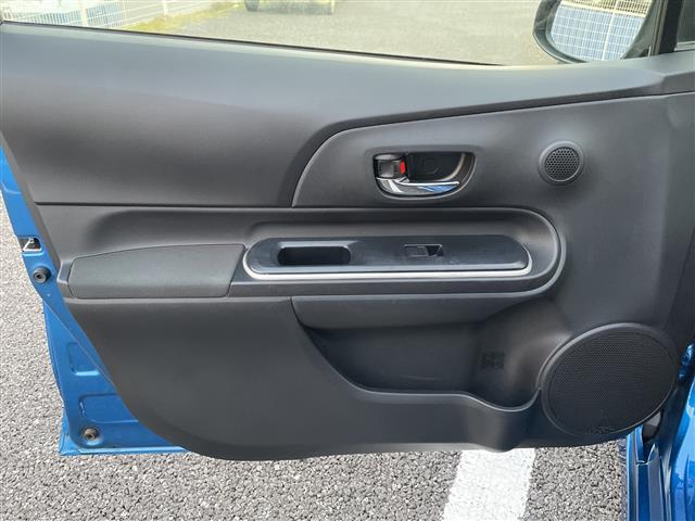 アクア Gブラックソフトレザーセレクション 純正メモリナビ/フルセグTV/バックカメラ/ルーフラッピング/レザーシート/ETC/アイドリングストップ/オートライト/ウィンカーミラー/電動格納ミラー/社外15インチAW/ローダウン/禁煙車(23枚目)