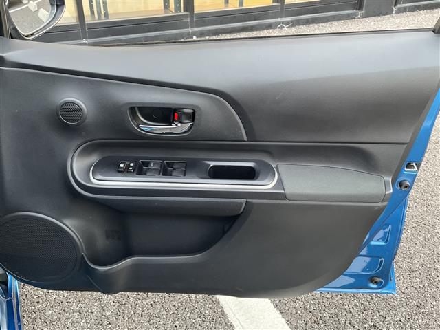 アクア Gブラックソフトレザーセレクション 純正メモリナビ/フルセグTV/バックカメラ/ルーフラッピング/レザーシート/ETC/アイドリングストップ/オートライト/ウィンカーミラー/電動格納ミラー/社外15インチAW/ローダウン/禁煙車(24枚目)