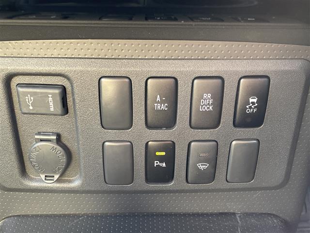 FJクルーザー ファイナルエディション 純正SDナビ/フルセグTV/バックカメラ/クルーズコントロール/横滑り防止装置/ETC/フォグランプ/電動格納ミラー/純正20インチAW/シートリフター/フロアマット/コーナーセンサー/(7枚目)