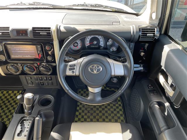 FJクルーザー ファイナルエディション 純正SDナビ/フルセグTV/バックカメラ/クルーズコントロール/横滑り防止装置/ETC/フォグランプ/電動格納ミラー/純正20インチAW/シートリフター/フロアマット/コーナーセンサー/(11枚目)