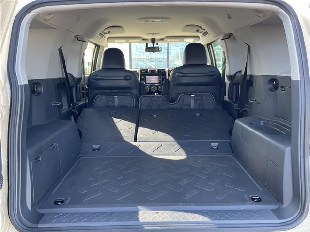 FJクルーザー ファイナルエディション 純正SDナビ/フルセグTV/バックカメラ/クルーズコントロール/横滑り防止装置/ETC/フォグランプ/電動格納ミラー/純正20インチAW/シートリフター/フロアマット/コーナーセンサー/(30枚目)