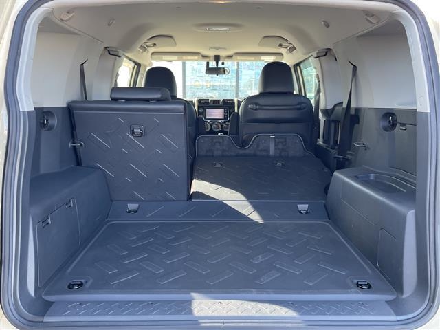 FJクルーザー ファイナルエディション 純正SDナビ/フルセグTV/バックカメラ/クルーズコントロール/横滑り防止装置/ETC/フォグランプ/電動格納ミラー/純正20インチAW/シートリフター/フロアマット/コーナーセンサー/(31枚目)