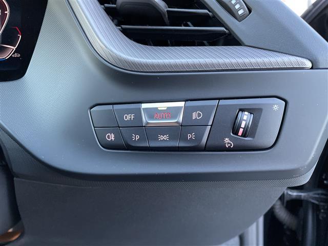 1シリーズ M135i xDrive 10インチiDriveナビ/前後ドラレコ/ヘッドアップディスプレイ/ブラインドスポットモニター/アクティブクルーズコントロール/ワイヤレス充電/バックカメラ/シートヒーター/スペアキー/禁煙車/保証書(8枚目)