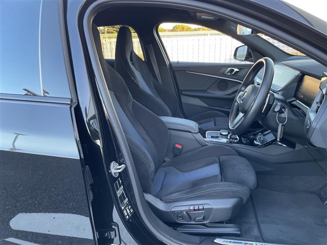1シリーズ M135i xDrive 10インチiDriveナビ/前後ドラレコ/ヘッドアップディスプレイ/ブラインドスポットモニター/アクティブクルーズコントロール/ワイヤレス充電/バックカメラ/シートヒーター/スペアキー/禁煙車/保証書(21枚目)
