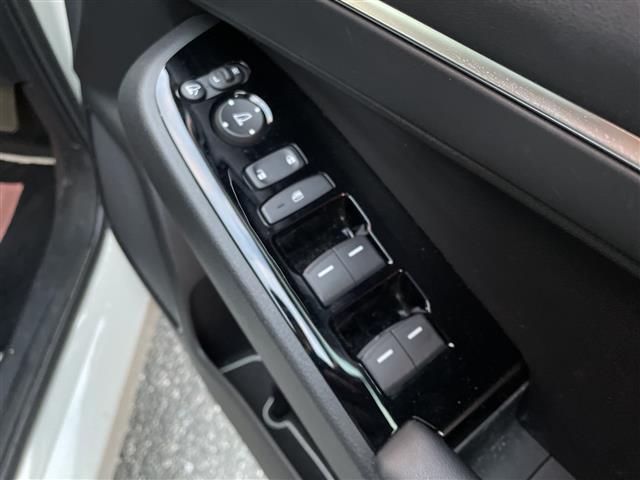 ヴェゼル ｅ：ＨＥＶ　Ｚ　ワンオーナー／純正９インチナビ／全方位カメラ／地デジＴＶ／ＢＴ／クルーズコントロール／純正ＯＰグリル／純正ＯＰプレミアムオーディオ／純正１８インチアルミホイール／ワイヤレス充電／ＥＴＣ２．０／ドラレコ（21枚目）