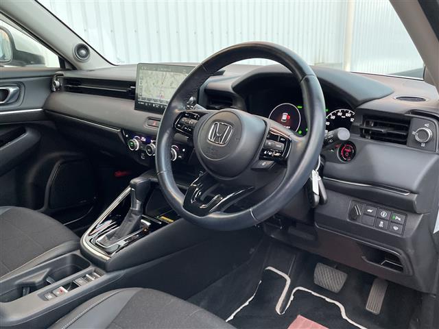 ヴェゼル ｅ：ＨＥＶ　Ｚ　ワンオーナー／純正９インチナビ／全方位カメラ／地デジＴＶ／ＢＴ／クルーズコントロール／純正ＯＰグリル／純正ＯＰプレミアムオーディオ／純正１８インチアルミホイール／ワイヤレス充電／ＥＴＣ２．０／ドラレコ（22枚目）