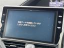 ヴォクシー ＺＳ　純正１０インチナビ／フリップダウンモニター／両側パワースライドドア／衝突軽減システム／コーナーセンサー／レーンキープアシスト／クルーズコントロール／オートマチックハイビーム／アイドリングストップ（4枚目）
