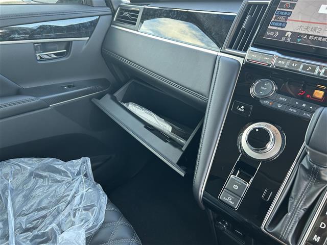 デリカＤ：５ ブラックエディション　登録済未使用車　ｅーアシスト　ＡＬＰＩＮＥ１１インチナビ　ＡＬＰＩＮＥ１２．８インチフリップダウンモニター　バックカメラ　両側パワースライド　黒革シート　シートヒーター　ステアリングヒーター（17枚目）