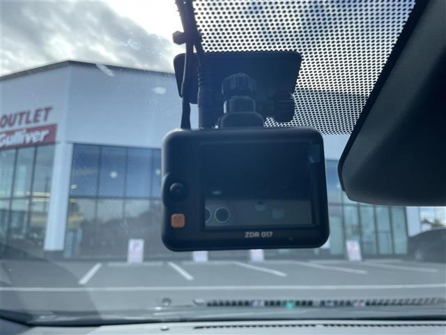 プリウス Ｇ　トヨタセーフティセンス　純正ナビ　フルセグＴＶ　Ｂｌｕｅｔｏｏｔｈ　ＴＶキャンセラー　バックカメラ　ＥＴＣ２．０　前後ドライブレコーダー　ブラインドスポットモニター　アクセサリーコンセント　ダウンサス（6枚目）