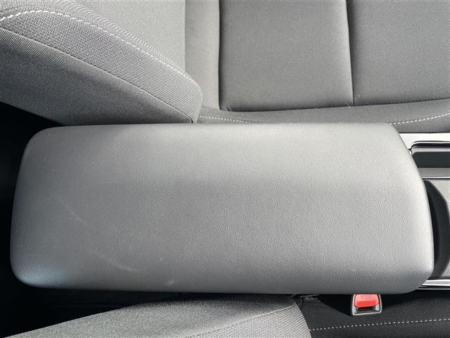 プリウス Ｇ　トヨタセーフティセンス　純正ナビ　フルセグＴＶ　Ｂｌｕｅｔｏｏｔｈ　ＴＶキャンセラー　バックカメラ　ＥＴＣ２．０　前後ドライブレコーダー　ブラインドスポットモニター　アクセサリーコンセント　ダウンサス（21枚目）