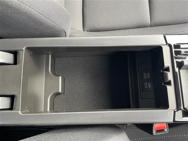 プリウス Ｇ　トヨタセーフティセンス　純正ナビ　フルセグＴＶ　Ｂｌｕｅｔｏｏｔｈ　ＴＶキャンセラー　バックカメラ　ＥＴＣ２．０　前後ドライブレコーダー　ブラインドスポットモニター　アクセサリーコンセント　ダウンサス（22枚目）