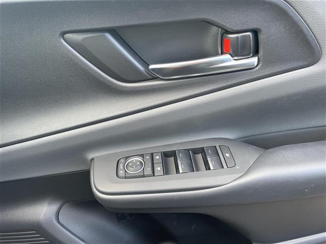 プリウス Ｇ　トヨタセーフティセンス　純正ナビ　フルセグＴＶ　Ｂｌｕｅｔｏｏｔｈ　ＴＶキャンセラー　バックカメラ　ＥＴＣ２．０　前後ドライブレコーダー　ブラインドスポットモニター　アクセサリーコンセント　ダウンサス（24枚目）