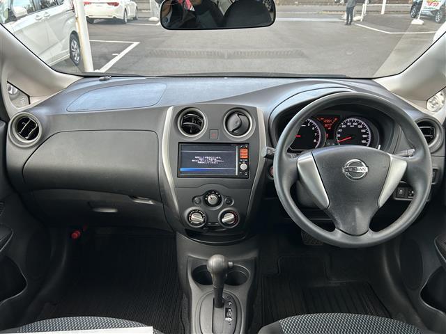ノート Ｘ　エマージェンシーブレーキ　純正ナビ　フルセグＴＶ／ＣＤ／ＡＵＸ／ＡＭ／ＦＭ　スマートキー×２　プッシュＥｇスタート　オートライト　アイドリングストップ　横滑り防止装置　保証書　取説（2枚目）