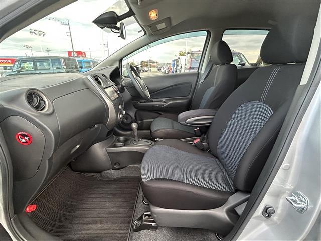 ノート Ｘ　エマージェンシーブレーキ　純正ナビ　フルセグＴＶ／ＣＤ／ＡＵＸ／ＡＭ／ＦＭ　スマートキー×２　プッシュＥｇスタート　オートライト　アイドリングストップ　横滑り防止装置　保証書　取説（24枚目）