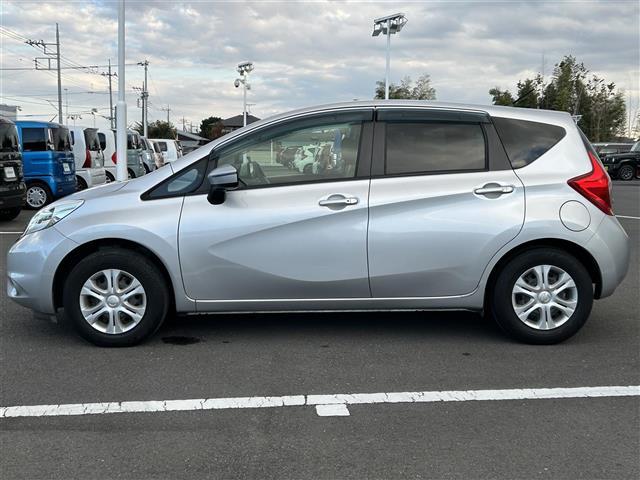 ノート Ｘ　エマージェンシーブレーキ　純正ナビ　フルセグＴＶ／ＣＤ／ＡＵＸ／ＡＭ／ＦＭ　スマートキー×２　プッシュＥｇスタート　オートライト　アイドリングストップ　横滑り防止装置　保証書　取説（36枚目）