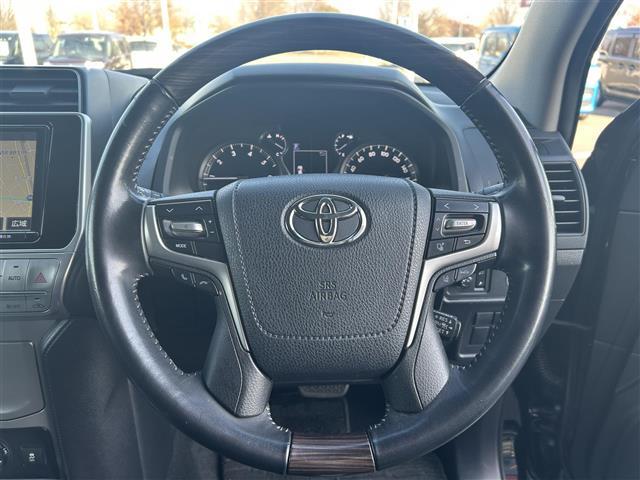 ランドクルーザープラド TX トヨタセーフティセンス 純正9インチSDナビ フルセグTV CD DVD BT バックカメラ ビルトインETC ウッドコンビハンドル ステアリングスイッチ 革調シートカバー スマートキー(3枚目)