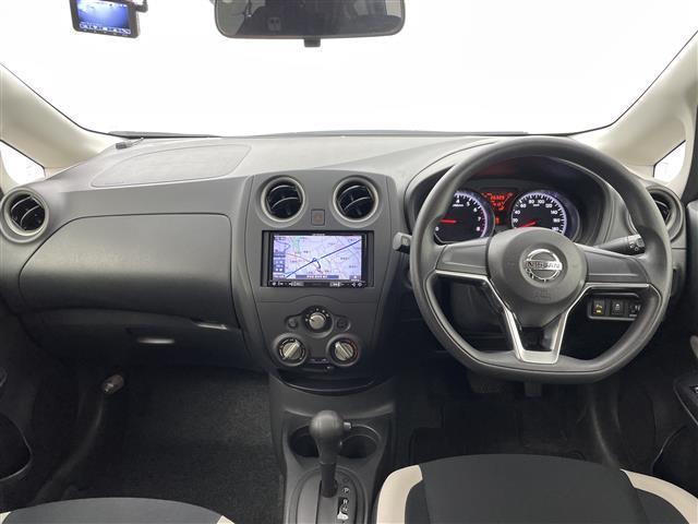 ノート Ｘ　社外ナビ　バックカメラ　社外前方ドライブレコーダー　前後クリアランスソナー　衝突軽減ブレーキ　レーンキープアシスト　アイドリングストップ　オートライト　電動格納ミラー　純正フロアマット（4枚目）