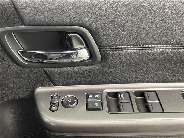 ステップワゴンスパーダ スパーダハイブリッド　Ｇ・ＥＸ　ホンダセンシング　純正９インチナビ（ＣＤ・ＤＶＤ・フルセグ・ＢＴ・ＳＤ・ＵＳＢ）バックカメラ　社外前方ドライブレコーダー　ビルトインＥＴＣ　両側パワースライドドア　前席シートヒーター　ホンダセンシング（18枚目）