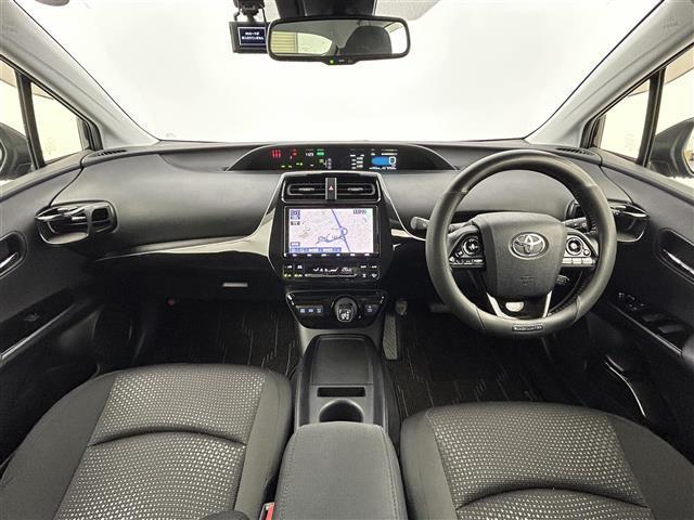 プリウス ＳセーフティプラスＩＩ　禁煙車　純正ナビ（ＣＤ・ＤＶＤ・フルセグ・ＢＴ・ＳＤ）全周囲カメラ　社外前後ドライブレコーダー　ビルトインＥＴＣ　前後クリアランスソナー　レーダークルーズコントロール　ブラインドスポットモニター（4枚目）