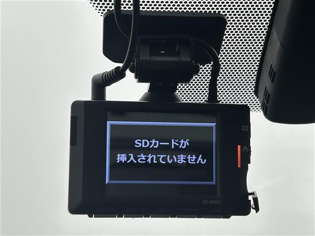 プリウス ＳセーフティプラスＩＩ　禁煙車　純正ナビ（ＣＤ・ＤＶＤ・フルセグ・ＢＴ・ＳＤ）全周囲カメラ　社外前後ドライブレコーダー　ビルトインＥＴＣ　前後クリアランスソナー　レーダークルーズコントロール　ブラインドスポットモニター（5枚目）